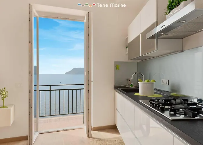Oltremare, Terre Marine Манарола